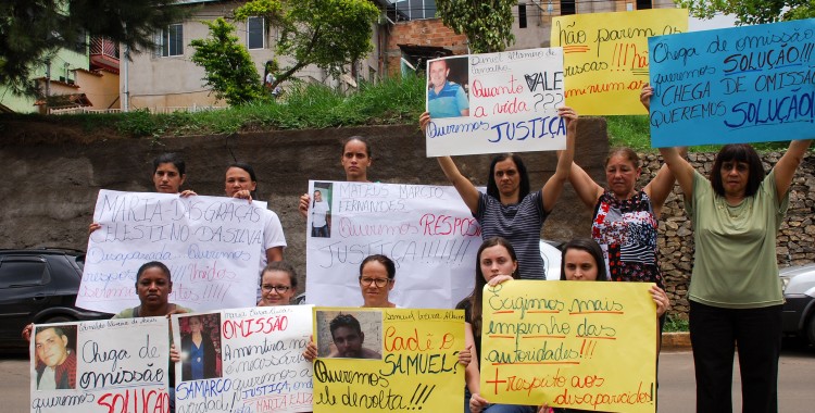 Familiares de desaparecidos fazem protesto em frente ao escritório da Samarco, em Mariana. Um mês depois da tragédia quinze corpos foram identificados e quatro pessoas seguem desaparecidas. Foto: Carol Vieira/LAMPIÃO.