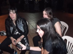 Gisela entrevistando os canandeses do Skull Fist em 07 de janeiro de 2013, em conselheiro Lafaiete, durante o Rising Metal Fest. Foto : Anderson Carvalho