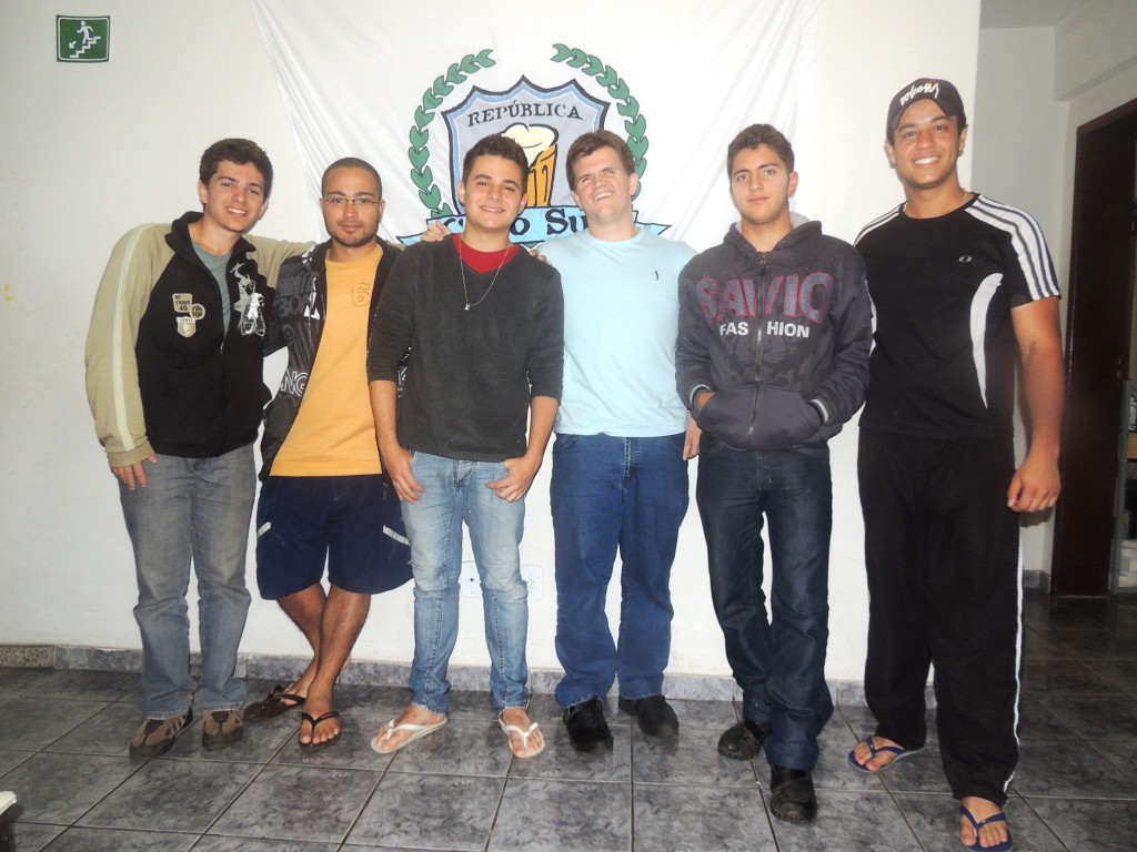 Da esquerda para direita, Mateus, Vitor, Gabriel, Felipe, Nilton e Rodrigo junto à bandeira da República Copo Sujo   Foto: Sidharta Monteiro