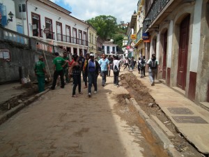 Rua São José, no centro da cidade, teve ruas estreitadas que impedem estacionamento de veículos e alteaemento de calçada - Foto-Tino Ansaloni    